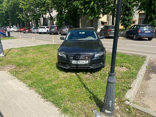 Ивановца возмутил припаркованный на газоне автомобиль